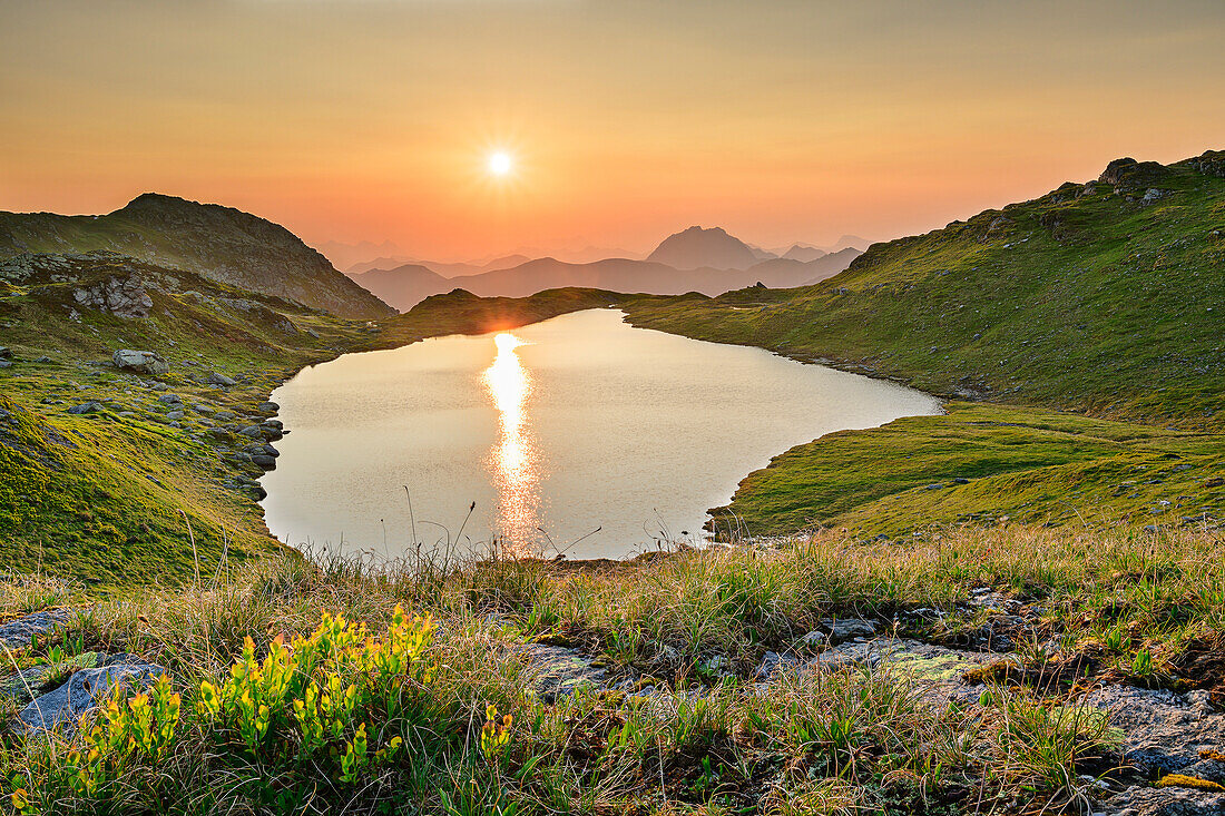 Sonnenaufgang über Bergsee mit Rettenstein im Hintergrund, Windautal, Kitzbüheler Alpen, Tirol, Österreich 