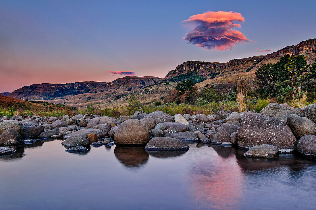 Rosa leuchtende Wolke über Fluss Little Tugela River, Injasuthi, Drakensberge, Kwa Zulu Natal, UNESCO Welterbe Maloti-Drakensberg, Südafrika