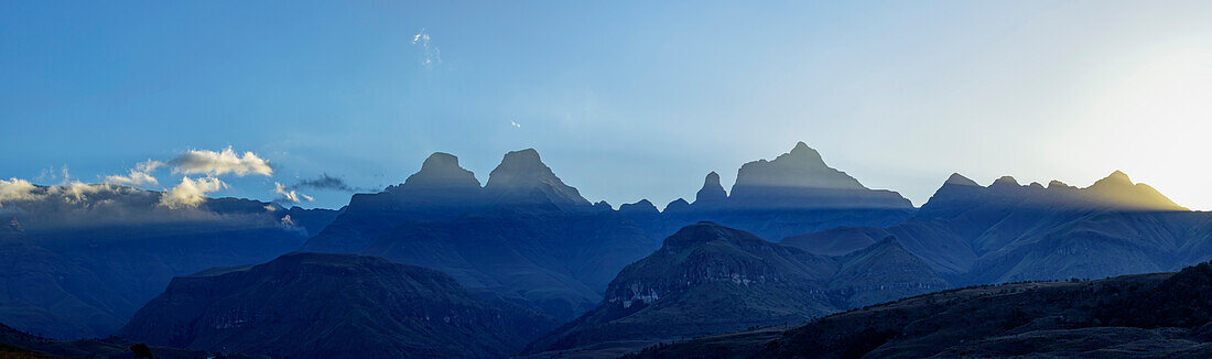 Panorama mit den Silhouetten von Outer Horn, Inner Horn, Bell und Cathedral Peak, Didima, Cathedral Peak, Drakensberge, Kwa Zulu Natal, UNESCO Welterbe Maloti-Drakensberg, Südafrika