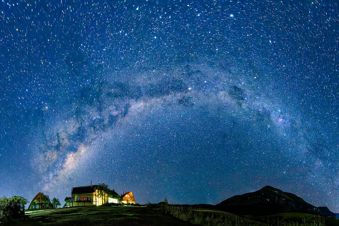 Sternenhimmel mit Milchstraße über Lodges von Didima, Didima, Cathedral Peak, Drakensberge, Kwa Zulu Natal, UNESCO Welterbe Maloti-Drakensberg, Südafrika