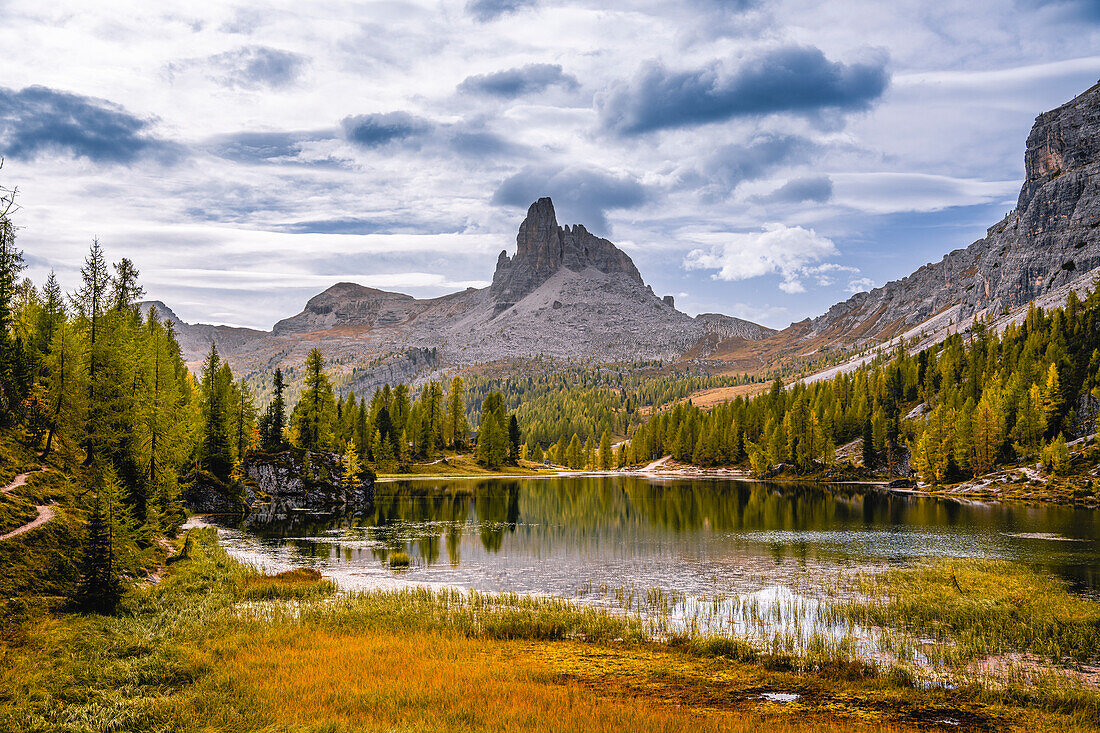 Bergwanderung zur Berghütte Croda da Lago um den Bergsee Lago Federa, Dolomiten, UNESCO Weltnaturerbe Dolomiten, Venetien, Venezien, Italien