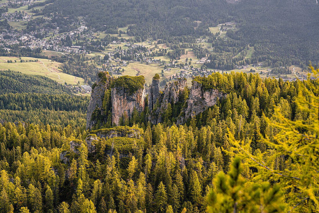 Mountain hike to the Croda da Lago mountain hut around the mountain lake Lago Federa, Dolomites, UNESCO World Heritage Site Dolomites, Veneto, Veneto, Italy