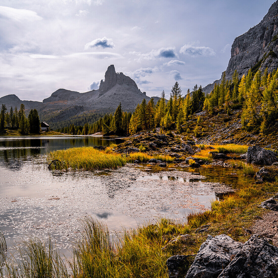 Bergwanderung zur Berghütte Croda da Lago um den Bergsee Lago Federa, Dolomiten, UNESCO Weltnaturerbe Dolomiten, Venetien, Venezien, Italien