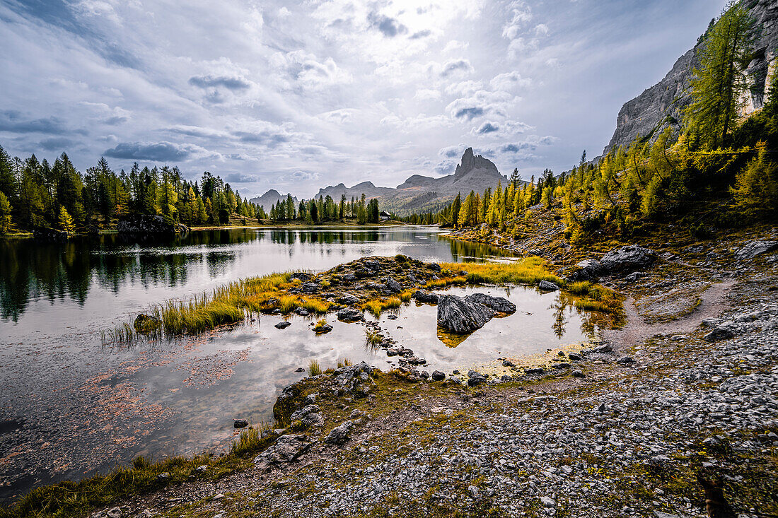 Bergwanderung zur Berghütte Croda da Lago um den Bergsee Lago Federa, Dolomiten, UNESCO Weltnaturerbe Dolomiten, Venetien, Venezien, Italien