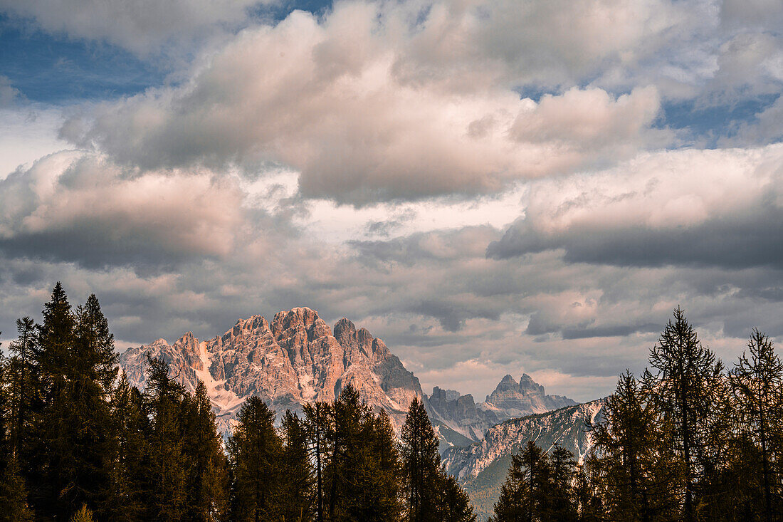 Bergwanderung zur Berghütte Croda da Lago um den Bergsee Lago Federa, Dolomiten, UNESCO Weltnaturerbe Dolomiten, Venetien, Venezien, Italien