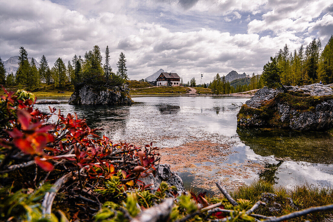 Bergwanderung zur Berghütte Croda da Lago um den Bergsee Lago Federa, Dolomiten, UNESCO Weltnaturerbe Dolomiten, Venetien, Venezien, Italien