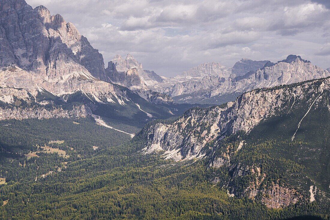 Bergwanderung zur Berghütte Croda da Lago um den Bergsee Lago Federa, Dolomiten, UNESCO Weltnaturerbe Dolomiten, Venetien, Venezien, Italien