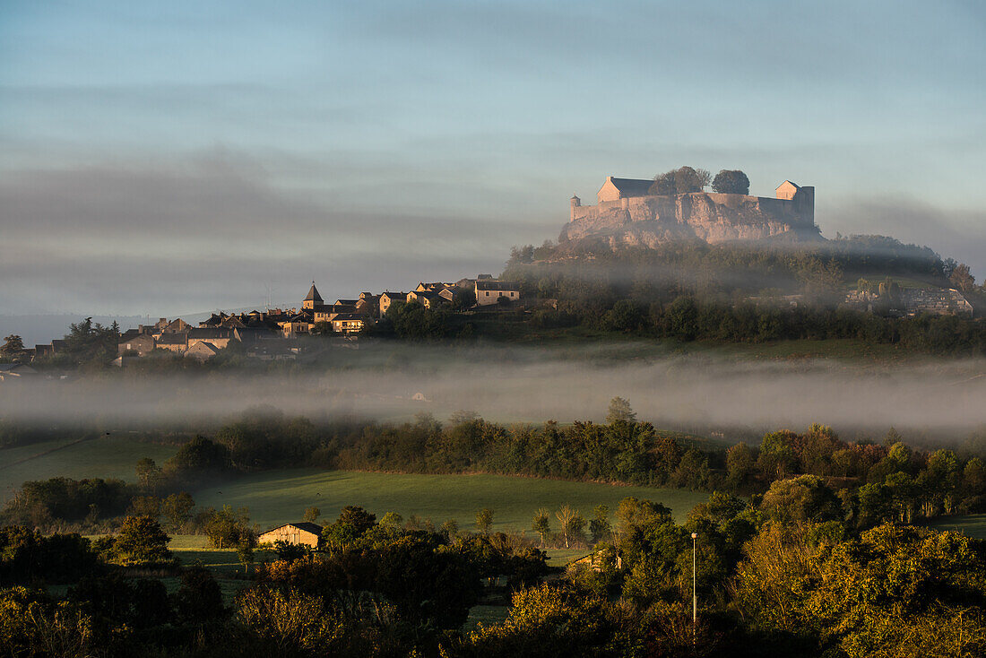 Nebliger Morgen, Armagnac in Südfrankreich