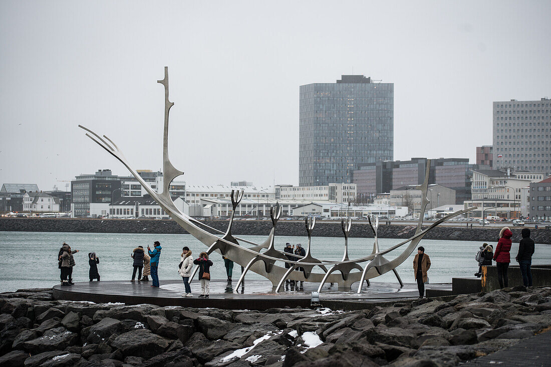 Der Sonnenreisende (isländisch: Sólfar), Skulptur von Jón Gunnar Árnason, neben der Sæbraut-Straße in Reykjavík, Island