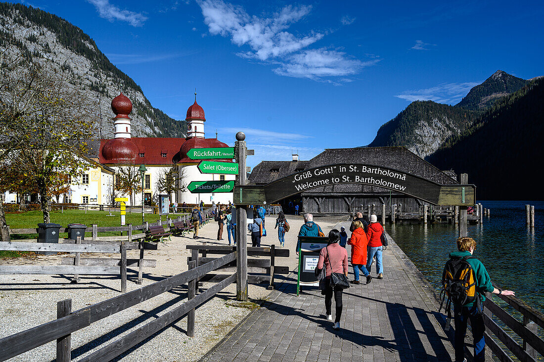 Jetty, tourist boat trip/shipping on the Königssee, Königssee with St. Bartholomä Church in front of the Watzmann east wall, Königssee, Berchtesgaden National Park, Berchtesgaden Alps, Upper Bavaria, Bavaria, Germany