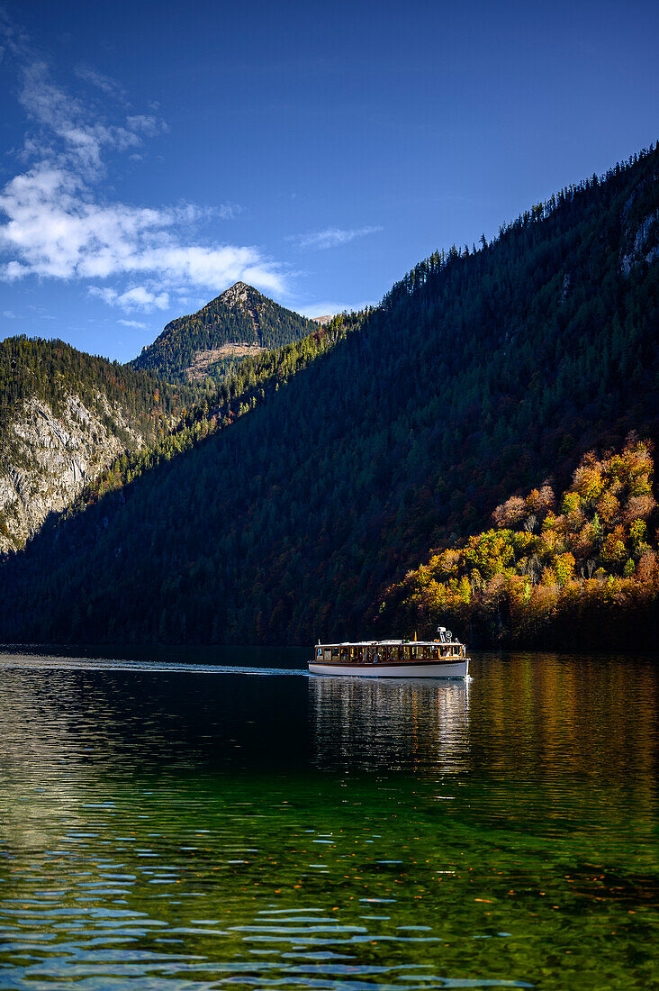 Touristische Bootsfahrt/Schiffahrt auf dem Königssee vor Watzmann-Ostwand, Nationalpark Berchtesgaden, Berchtesgadener Alpen, Oberbayern, Bayern, Deutschland