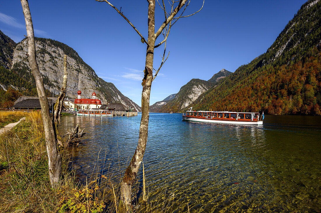 Touristische Bootsfahrt/Schiffahrt auf dem Königssee mit Kirche St. Bartholomä vor Watzmann-Ostwand, Nationalpark Berchtesgaden, Berchtesgadener Alpen, Oberbayern, Bayern, Deutschland