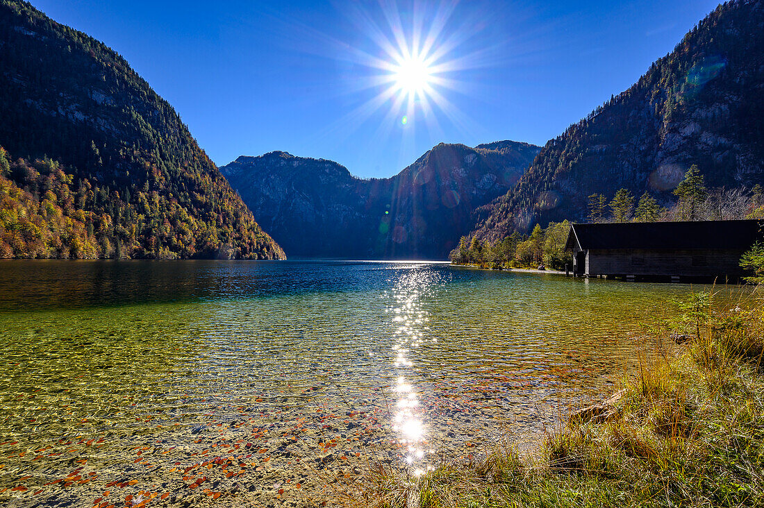 Touristische Bootsfahrt/Schiffahrt auf dem Königssee vor Watzmann-Ostwand, Nationalpark Berchtesgaden, Berchtesgadener Alpen, Oberbayern, Bayern, Deutschland