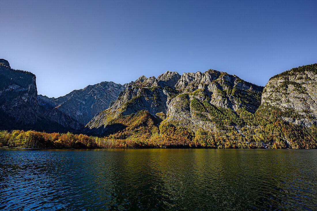 Touristische Bootsfahrt/Schiffahrt auf dem Königssee vor Watzmann-Ostwand, Nationalpark Berchtesgaden, Berchtesgadener Alpen, Oberbayern, Bayern, Deutschland