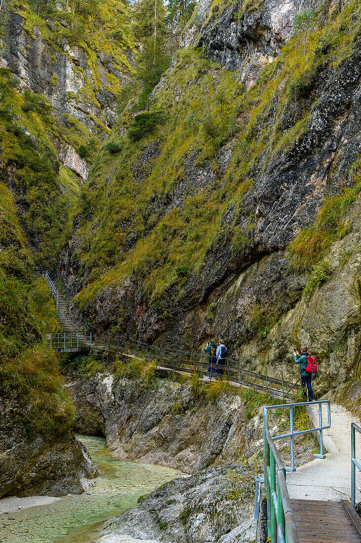 Wandern in der Klamm, Almbach, Almbachklamm, Canyon, Schlucht, Nationalpark Berchtesgaden, Berchtesgadener Alpen, Oberbayern, Bayern, Deutschland