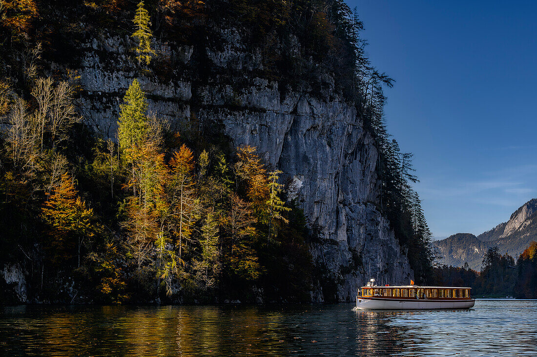 Touristische Bootsfahrt/Schiffahrt auf dem Königssee mit Kirche St. Bartholomä vor Watzmann-Ostwand, Nationalpark Berchtesgaden, Berchtesgadener Alpen, Oberbayern, Bayern, Deutschland