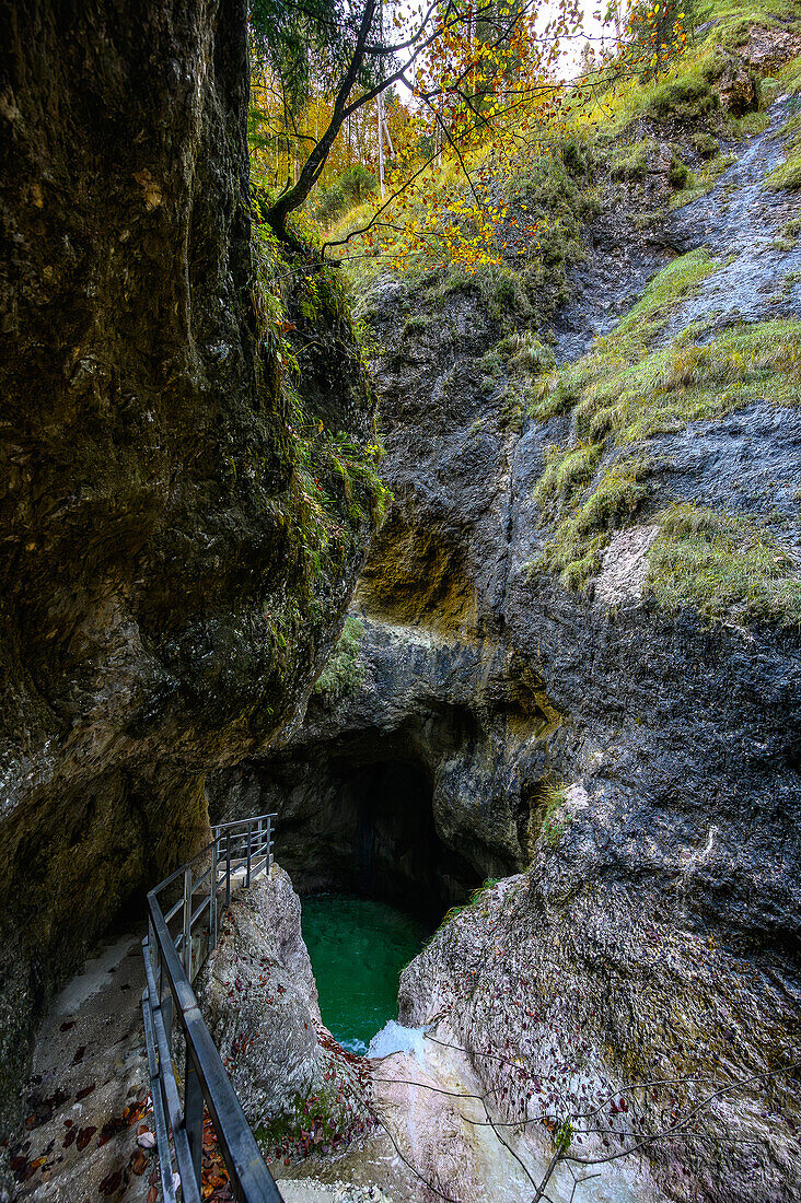 Wandern in der Klamm, Almbach, Almbachklamm, Canyon, Schlucht, Nationalpark Berchtesgaden, Berchtesgadener Alpen, Oberbayern, Bayern, Deutschland