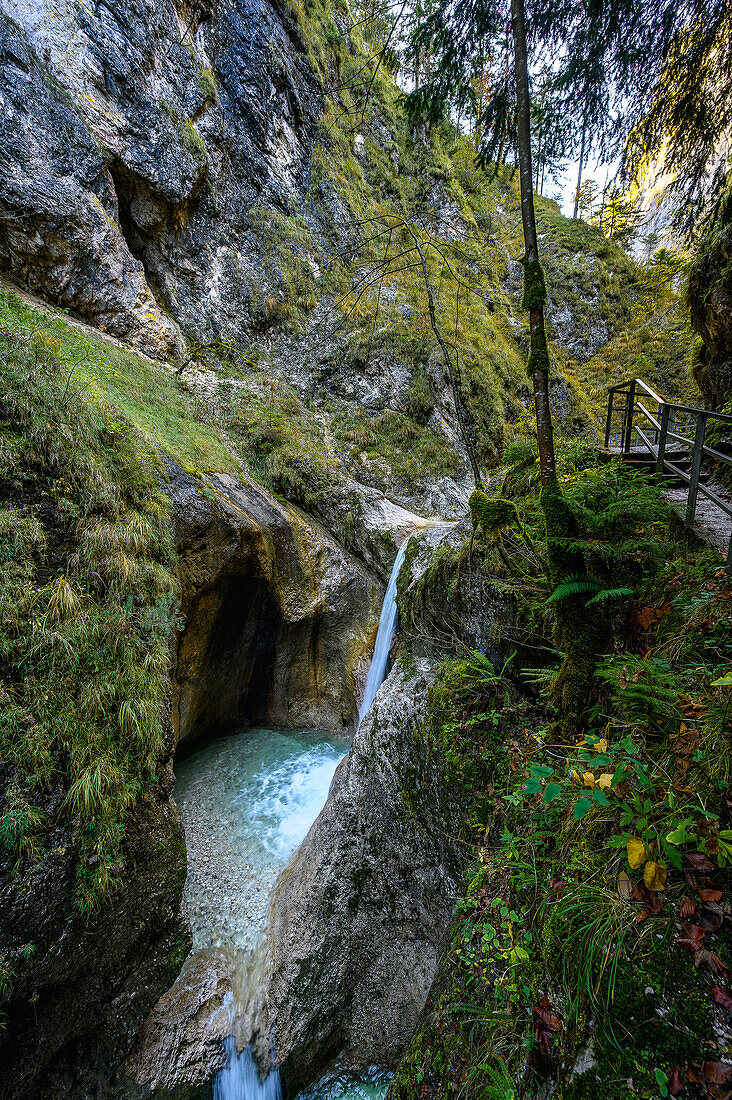 Wandern in der Klamm, Almbach, Almbachklamm, Canyon, Schlucht, Nationalpark Berchtesgaden, Berchtesgadener Alpen, Oberbayern, Bayern, Deutschland
