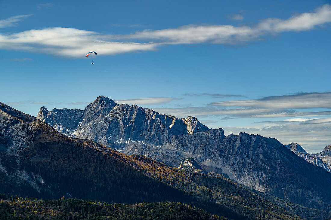 Paragliders over the mountains, view from Jenner to Hochkalter, hiking on Mount Jenner at Königssee in the Bavarian Alps, Königssee, Berchtesgaden National Park, Berchtesgaden Alps, Upper Bavaria, Bavaria, Germany