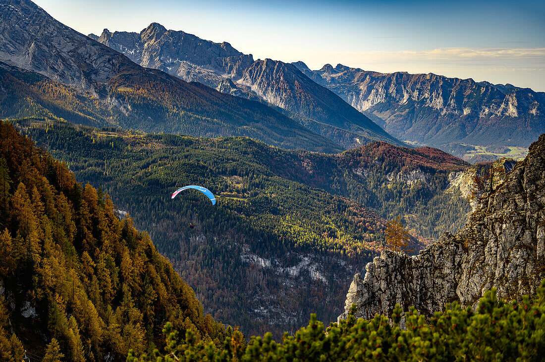 Gleitschirmflieger über den Bergen, Blick vom Jenner auf Hochkalter, Wandern auf den Berg Jenner am Königssee in den Bayerischen Alpen, Königssee, Nationalpark Berchtesgaden, Berchtesgadener Alpen, Oberbayern, Bayern, Deutschland