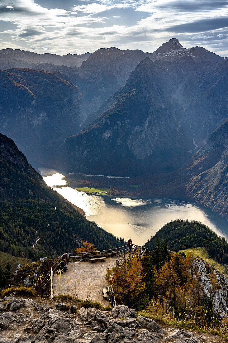 Blick vom Jenner auf Königssee und Aussichtsplattform, Wandern auf den Berg Jenner am Königssee in den Bayerischen Alpen, Königssee, Nationalpark Berchtesgaden, Berchtesgadener Alpen, Oberbayern, Bayern, Deutschland