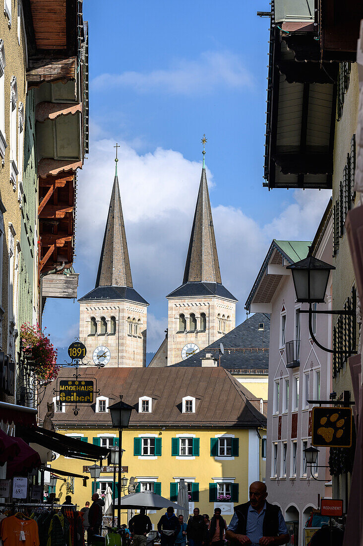 View of collegiate church along the street Marktplatz, Berchtesgaden, city, at the Watzmann and Königssee, Berchtesgaden National Park, Berchtesgaden Alps, Upper Bavaria, Bavaria, Germany