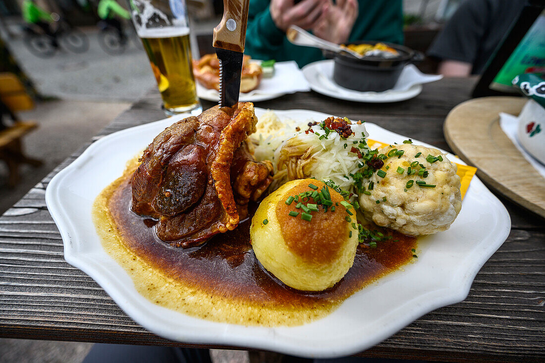 Eisbein mit Knödel und Sauerkraut im Biergarten, Berchtesgaden, Stadt, am Watzmann und Königssee, Nationalpark Berchtesgaden, Berchtesgadener Alpen, Oberbayern, Bayern, Deutschland