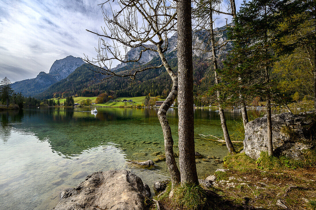 Blick auf Hintersee, Wandweg Naturlehrpfad am Bach/Fluss Ramsauer Ache, wandern im Zauberwald am Hintersee im Bergsteigerdorf Ramsau. Ramsau bei Berchtesgaden, am Watzmann und Königssee, Nationalpark Berchtesgaden, Berchtesgadener Alpen, Oberbayern, Bayern, Deutschland