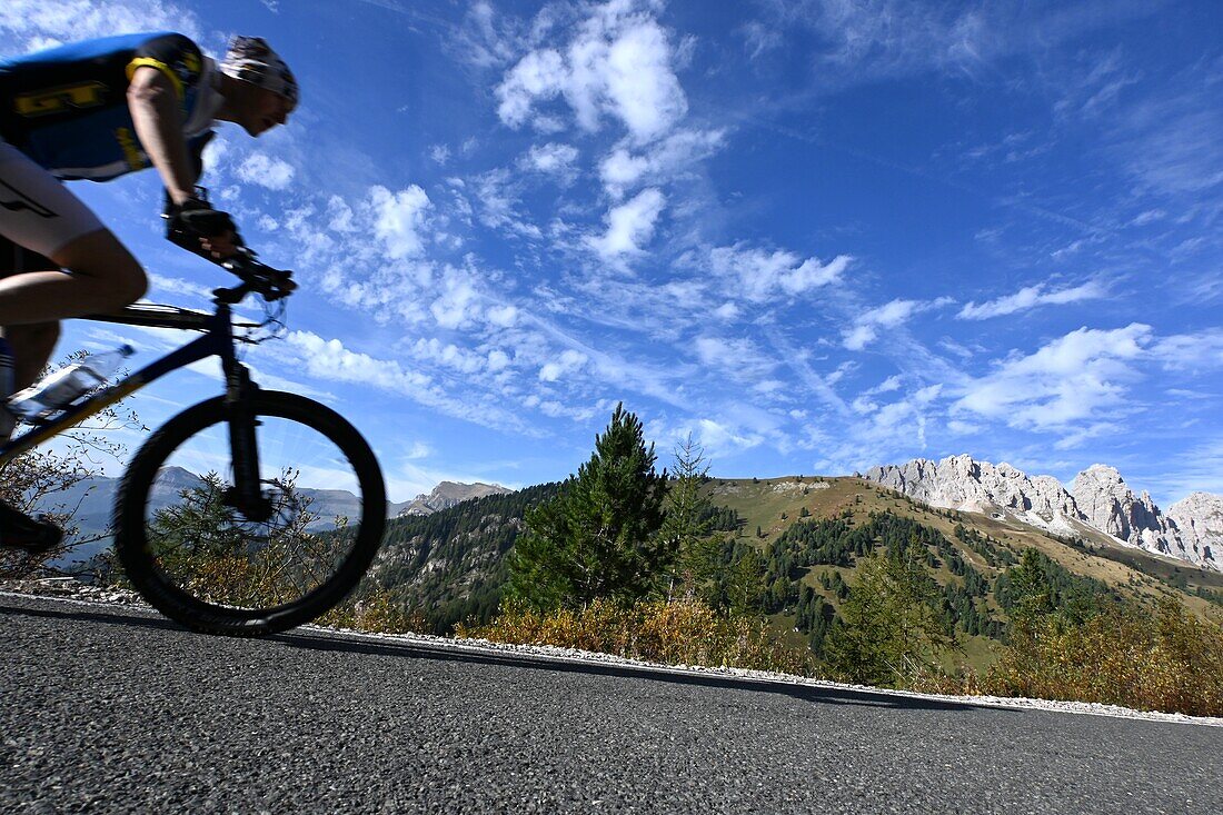 Radfahrer am Grödner Joch an der Sella, Dolomiten, Südtirol, Italien