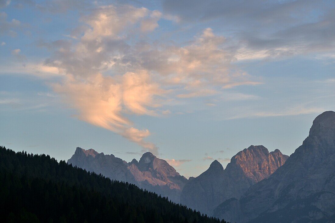 Abendlicht am Misurinasee mit Sorapis Massiv, Dolomiten Belluno, Veneto, Italien