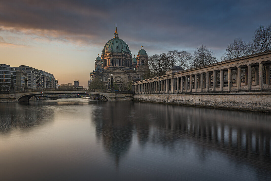 Sonnenaufgang über dem Dom und der Spree in Berlin, Deutschland