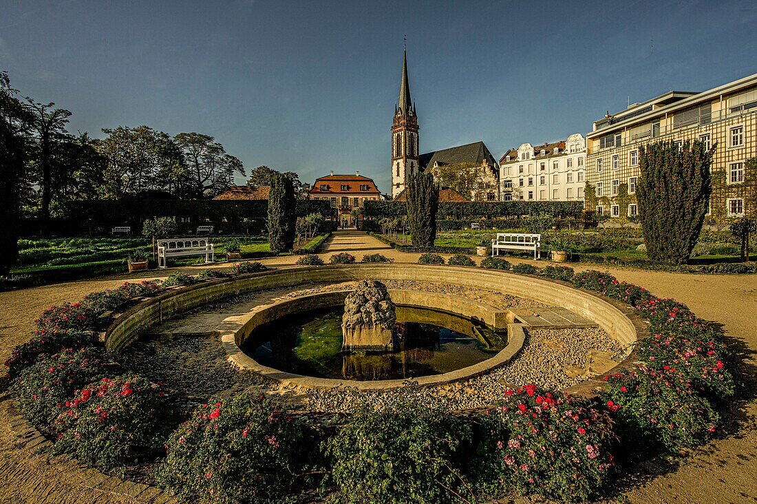 Brunnen im Prinz-Georg-Garten mit Blick zum Prinz-Georg-Palais und zur Kirche St. Elisabeth, Darmstadt, Hessen, Deutschland