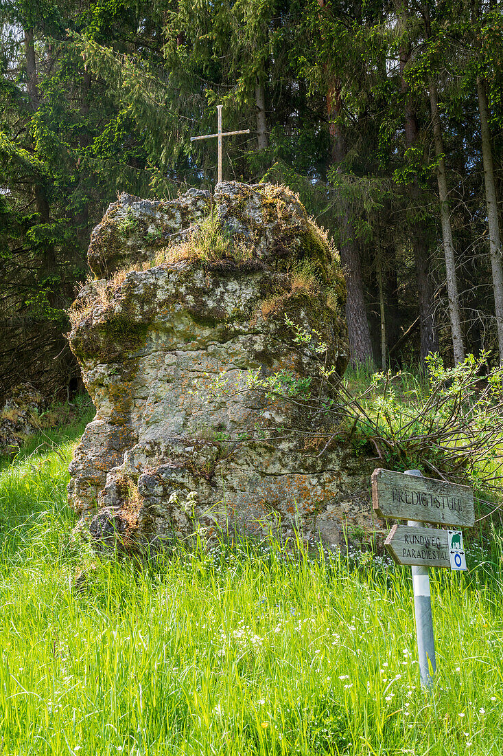 The Sermon Chair and the Paradiestal Guardians in the Paradiestal, Franconian Switzerland, municipality of Stadelhofen, Bamberg district, Upper Franconia, Bavaria, Germany