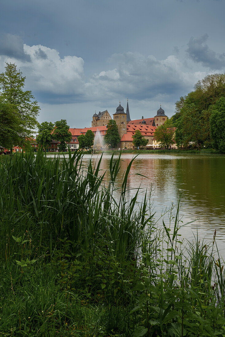 Schlosspark und Schlossteich am Schloss Thurnau in Thurnau, Landkreis Kulmbach, Fränkische Schweiz, Landkreis Bayreuth, Oberfranken, Bayern, Deutschland