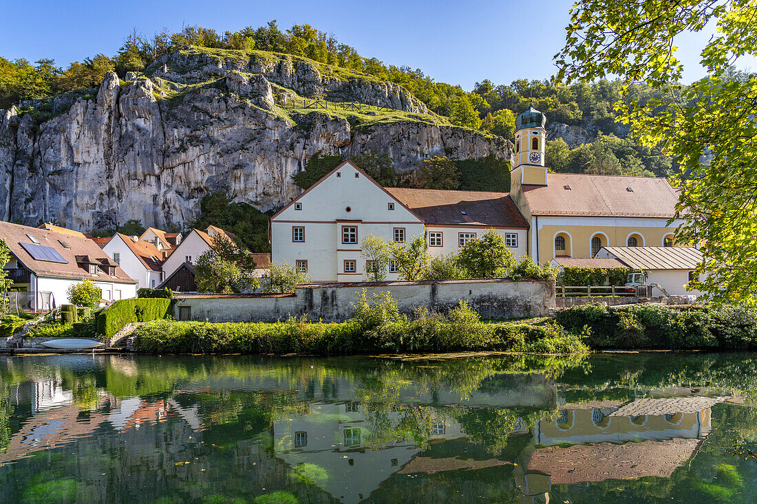 Essing market with Holy Spirit parish church in Altmühltal, Lower Bavaria, Bavaria, Germany