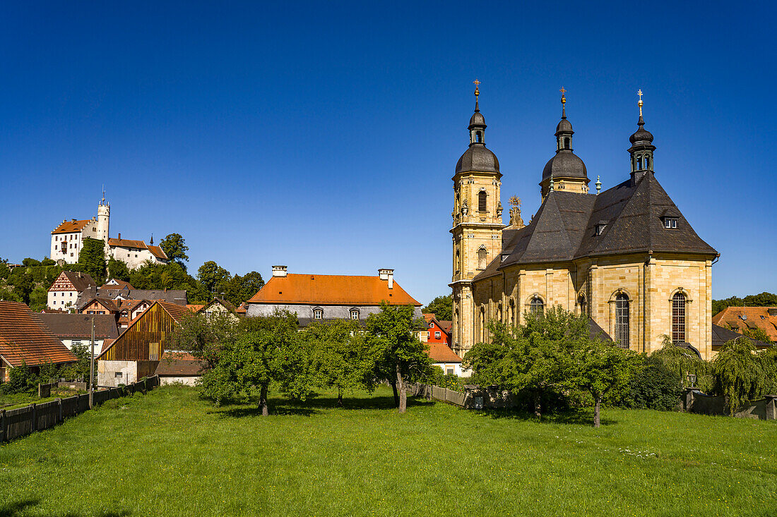 Wallfahrtskirche zur Heiligen Dreifaltigkeit und die Burg in Gößweinstein, Fränkische Schweiz, Bayern, Deutschland