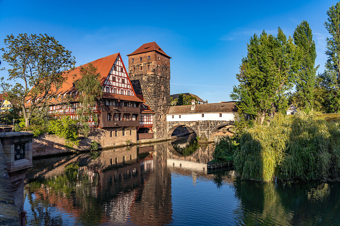 Fachwerkhaus Weinstadel und Wasserturm an der Pegnitz in Nürnberg, Bayern, Deutschland