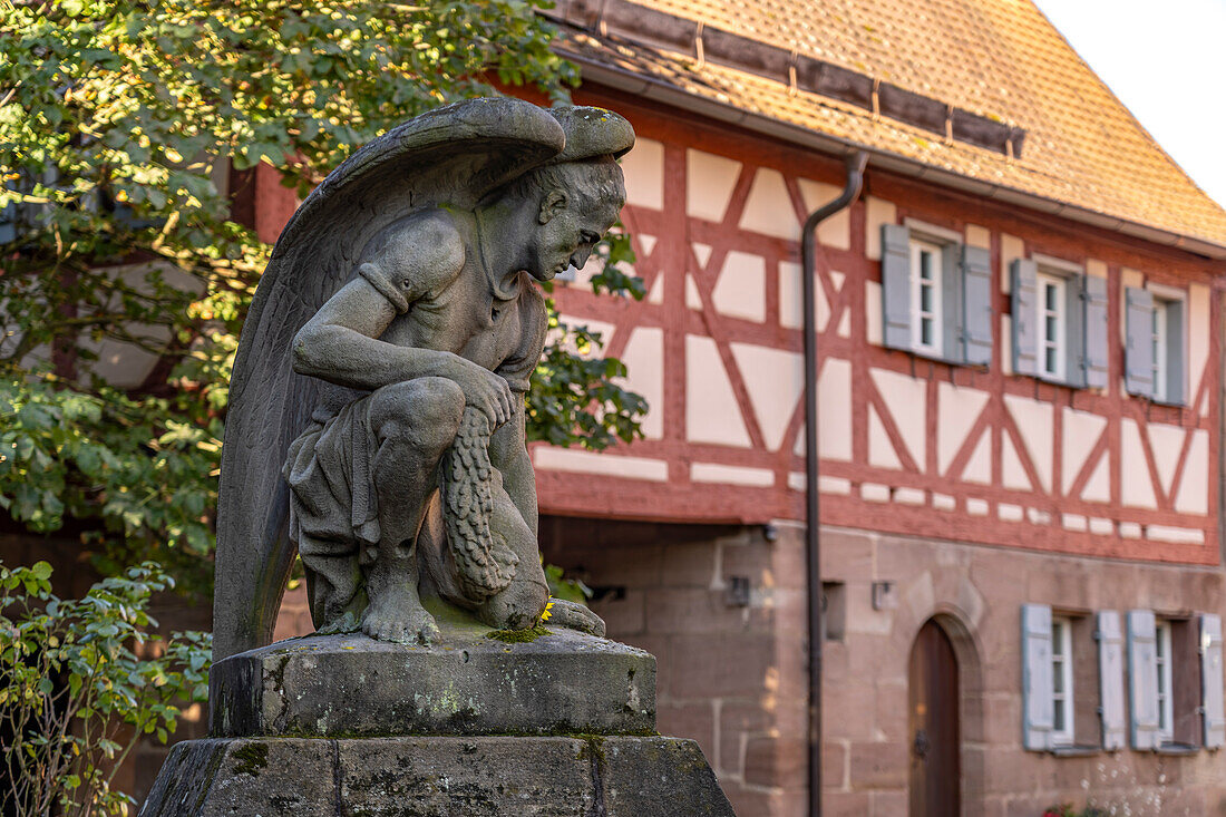 Statue im Innenhof der Wehrkirche St. Georg in Kraftshof, Nürnberg, Bayern, Deutschland