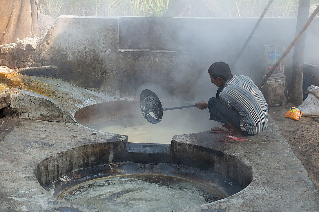 Obtaining sugar by boiling down the squeezed sugarcane juice, Bihar, India