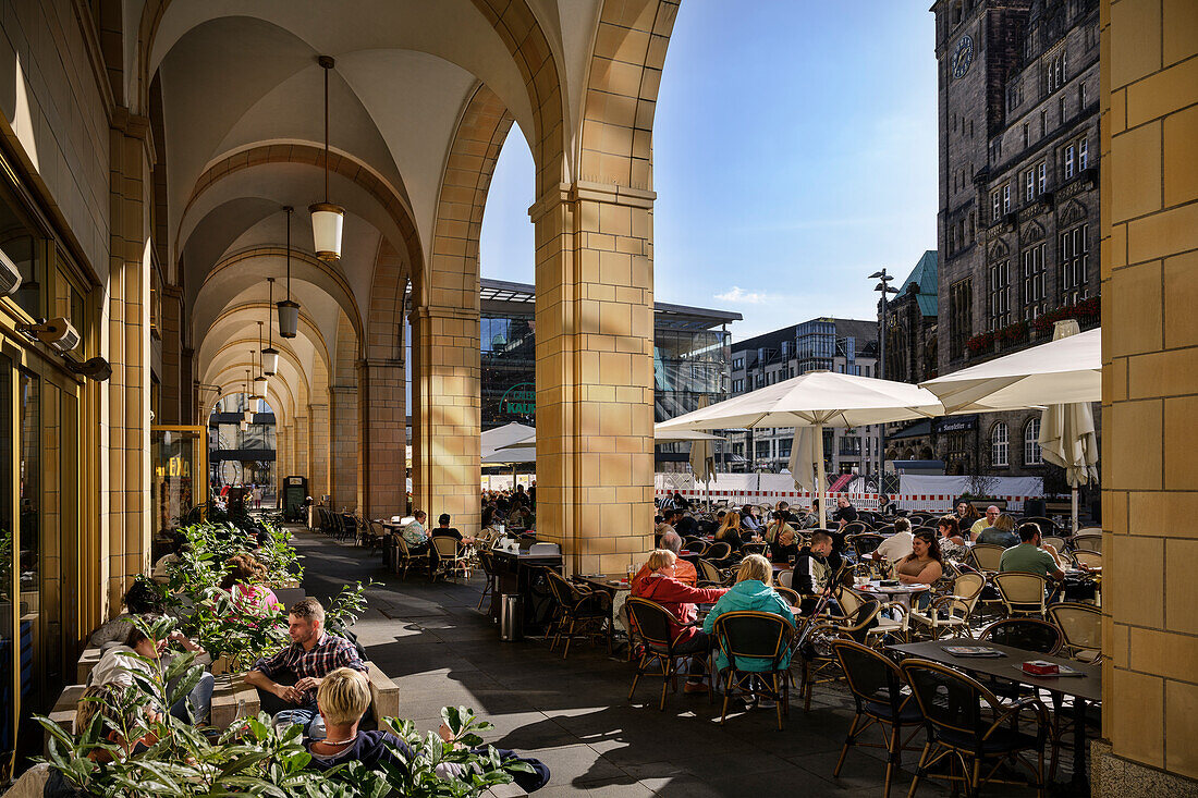 Menschen sitzen in den Bars und Restaurants der "Galerie Roter Turm" am Neumarkt, Chemnitz, Sachsen, Deutschland, Europa