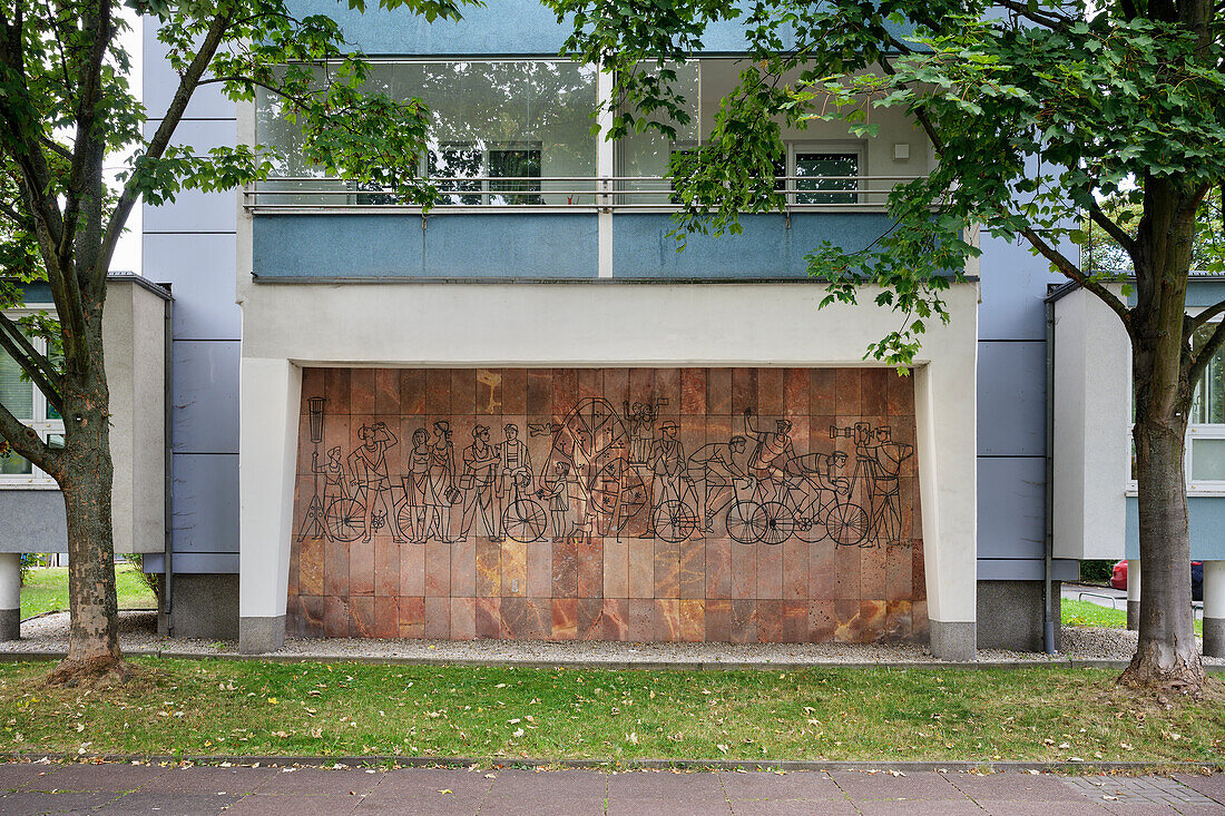 Sozialistisches Wandrelief an Wohnhaus, Chemnitz, Sachsen, Deutschland, Europa
