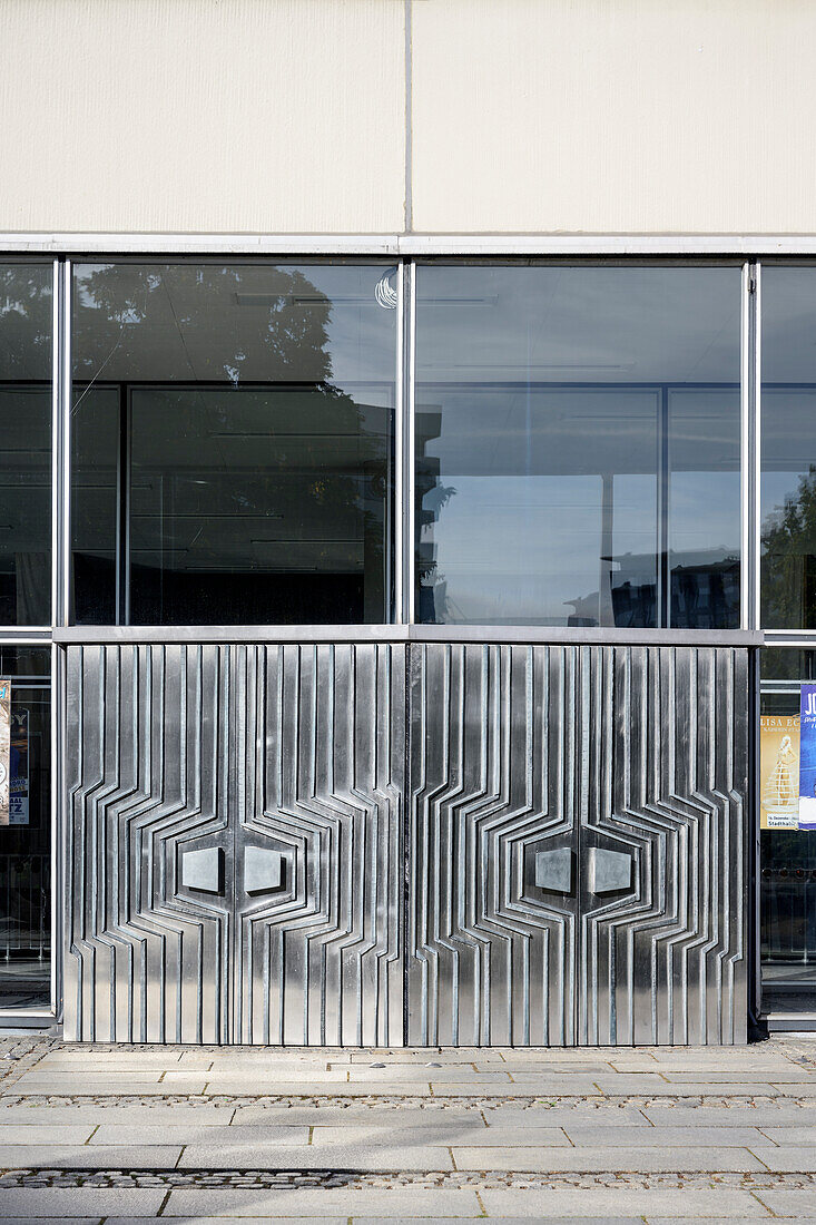 kunstvolle, metallische Eingangstür zur Stadthalle in Chemnitz, Sachsen, Deutschland, Europa