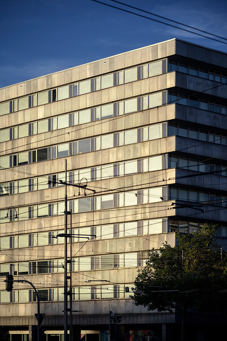 warmes Sonnenlicht reflektiert an der metallischen Fassade des Verwaltungsgebäudes am Karl-Marx Forum, Chemnitz, Sachsen, Deutschland, Europa