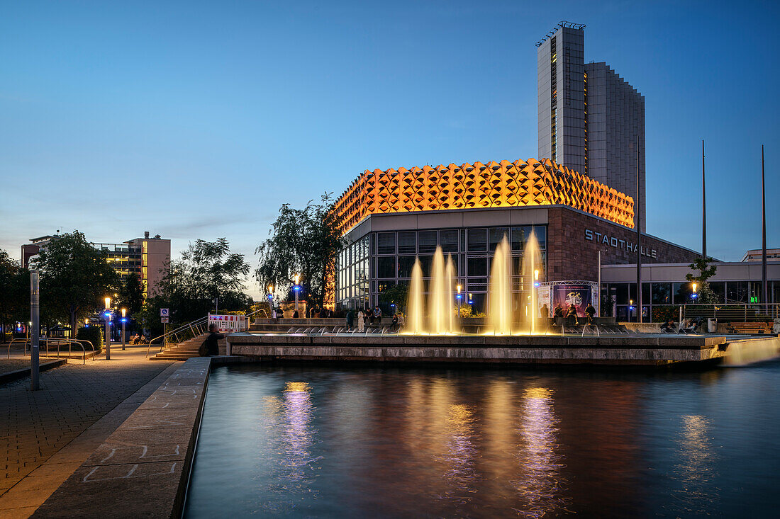 beleuchtete Stadthalle und Hotel Hochhaus am Stadthallenpark, Chemnitz, Sachsen, Deutschland, Europa