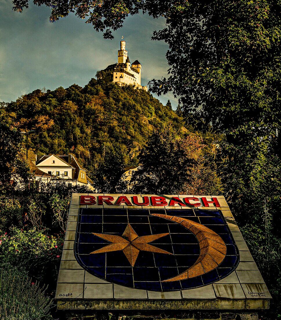 Tafel am Ortseingang von Braubach, Blick zur Marksburg, Oberes Mittelrheintal, Rheinland-Pfalz, Deutschland
