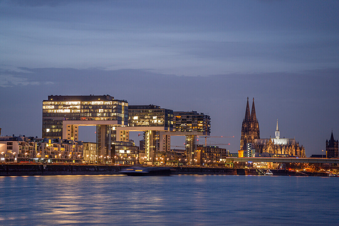 Die Kranhäuser am Rhein und der Kölner Dom in der Abenddämmerung, Köln, Nordrhein-Westfalen, Deutschland  