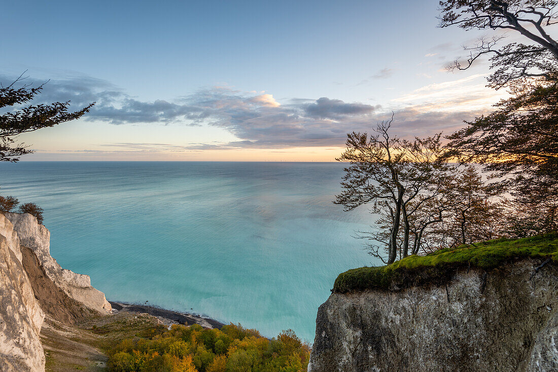 Sonnenaufgang an Steilküste Møns Klint, Kreidefelsen, weißes Wasser der Ostsee durch ausgewaschene Kreide nach Sturmflut, Insel Mön, Dänemark