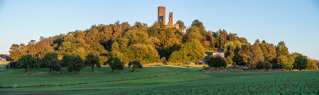 Burg Merenburg im Abendlicht im Herbst, Limburg-Weilburg, Hessen, Deutschland