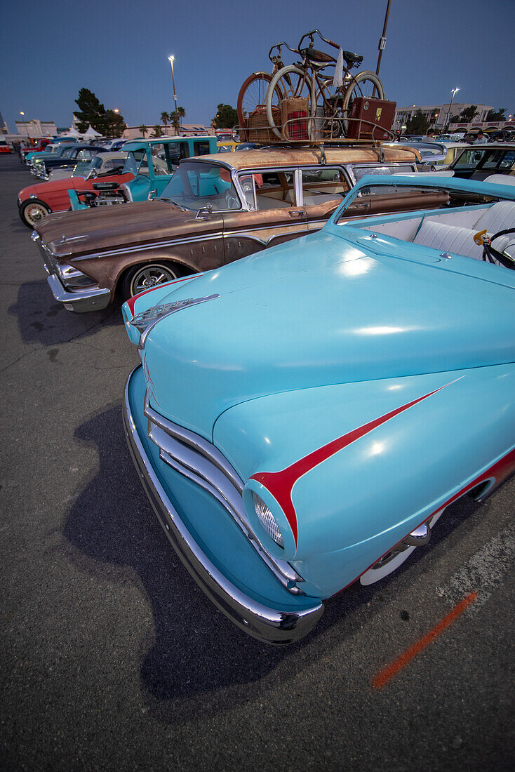 Autos auf der Oldtimer-Show auf dem Rockabilly-Festival Viva Las Vegas in Las Vegas, Nevada, USA