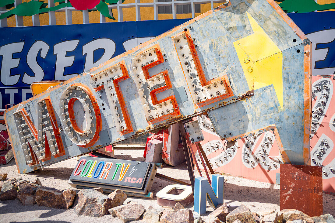 Verlassenes und ausrangiertes Motelschild im Neon Museum, auch bekannt als Neon Boneyard in Las Vegas, Nevada.